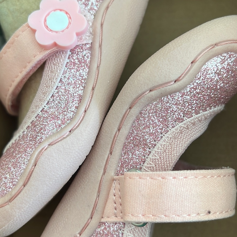 Chooze Shoes NWT! Size 4. Super cute for a toddler